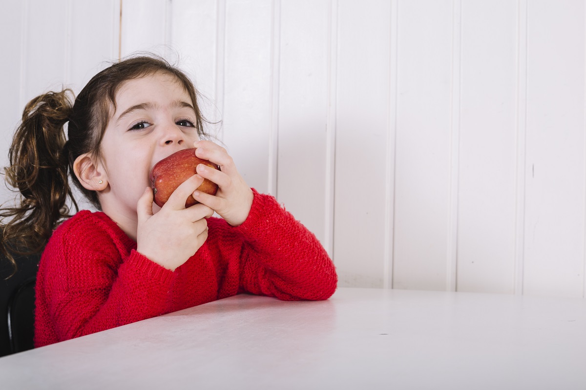 Включи девочки языком. Ребенок ест яблоко фото. Ребенок ест на ходу. Kids eating Apples.